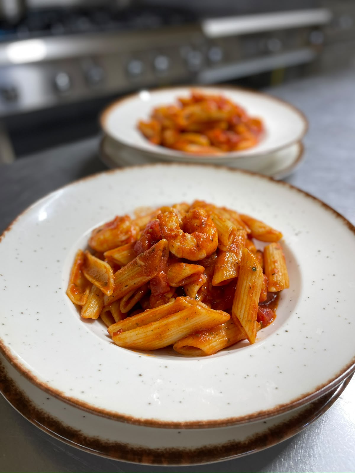 Pasta penne me karkaleca dhe salcë domatesh