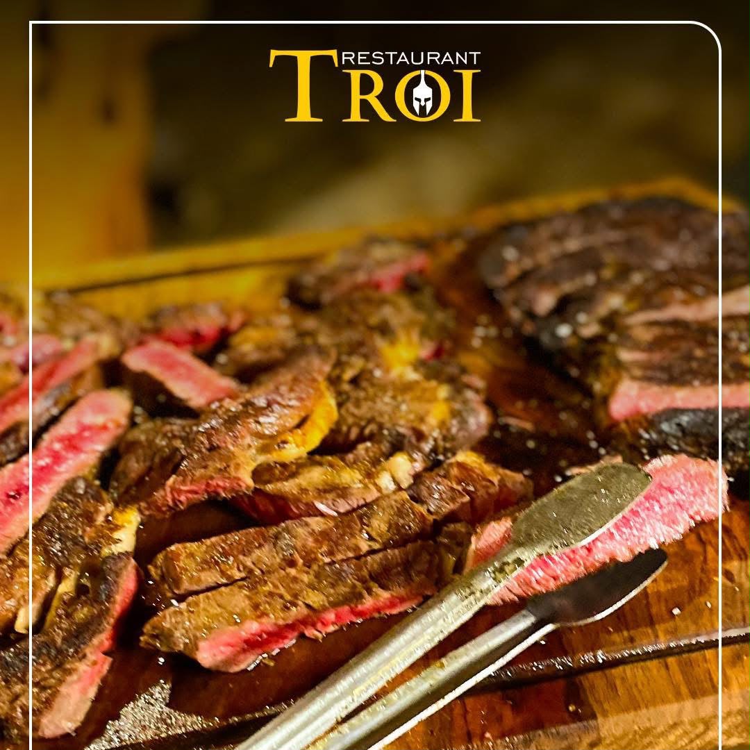 Ramsteak i pjekur, i prerë në feta