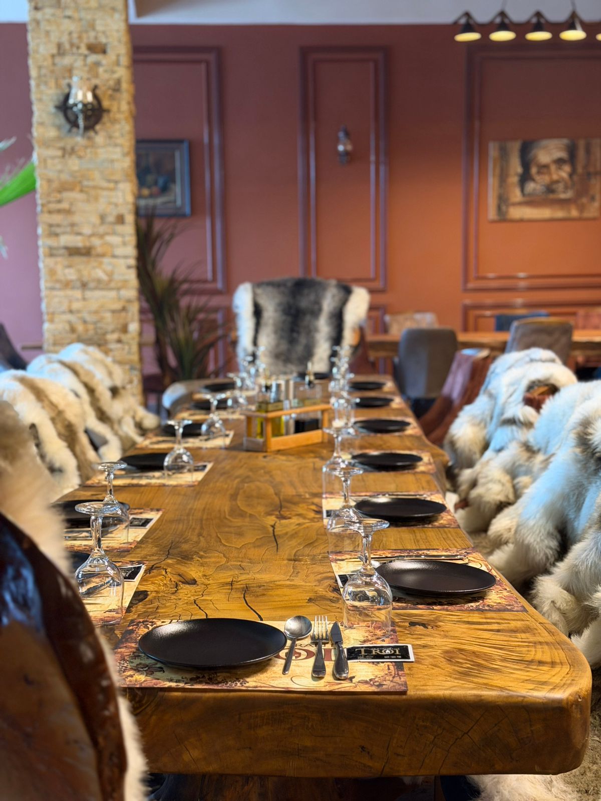 Oxhaku i hapur, zemra e sallës së ngrohtë të restaurantit